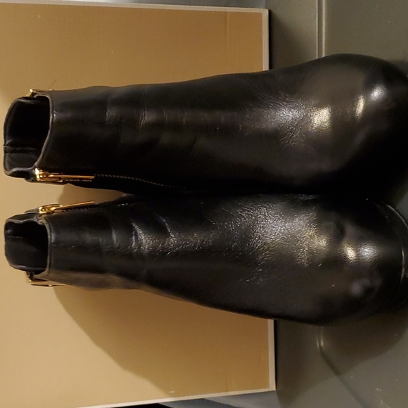 Micheal Kors Platform Ankle Boots 7.5 Blk leather and suede gold hardware - Picture 4 of 8